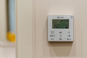 an alarm clock on the wall of a hospital room at De Gulia Charme and Relax in Castellabate