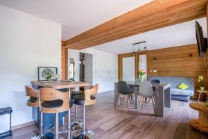 TV a/nebo společenská místnost v ubytování Le Planois + 4 fotografie