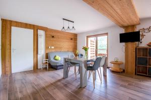 TV a/nebo společenská místnost v ubytování Le Planois