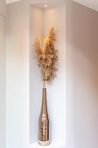 a vase filled with feathers sitting on a shelf at De Gulia Charme and Relax in Castellabate +93 photos