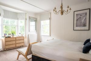 A bed or beds in a room at Lyme Townhouse