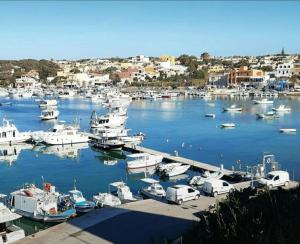 Un montón de barcos están atracados en un puerto en Lampedusa Casa a 3 passi di Cala Madonna, en Lampedusa