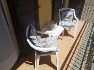 2 sillas y una mesa en el balcón en CASA del MORO en Giardini Naxos