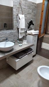 La salle de bains est pourvue d'un lavabo et de toilettes. dans l'établissement Villetta Clorinda, à San Nicola Arcella