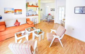 Istumisnurk majutusasutuses Lovely Apartment In Otok Ist With Kitchen