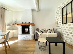 聖馬丹韋敘比耶的住宿－Cosy T2 Saint Martin Vésubie，带沙发和壁炉的客厅