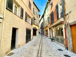 an empty street in an alley between buildings at Cosy T2 Saint Martin Vésubie in Saint-Martin-Vésubie