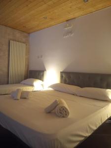 1 dormitorio con 2 camas con sábanas blancas en Antadia Duomo Monreale, en Monreale