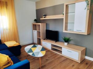 a living room with a tv and a table at El Rincón del Alma Mía in Simancas