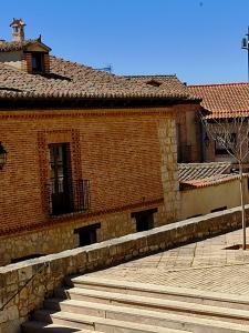 un edificio de ladrillo con escaleras delante en El Rincón del Alma Mía, en Simancas