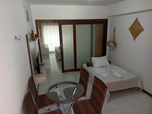 een kleine kamer met een tafel en een bed bij Nas areias de Ponta Negra - Araça-309 in Natal