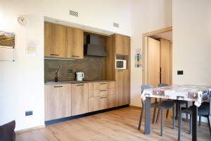 a kitchen and dining room with a table and chairs at Appartamento Salient Casa Campacc in Livigno