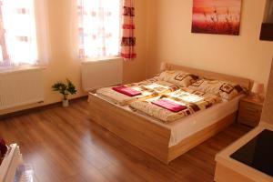 1 dormitorio con 1 cama con 2 almohadas en Penzion Chalupka II en Spišské Podhradie