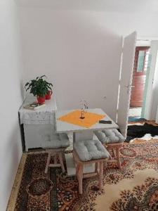 een kamer met een tafel met een wastafel en twee stoelen bij Mujo Z in Sarajevo +11 foto's