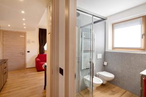 W łazience znajduje się toaleta i przeszklony prysznic. w obiekcie Appartamento Lago Casa Campacc w Livigno +15 zdjęć