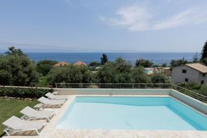 Bazén v ubytování Terra e Mare Seaview Villa with Private Pool & Beach access nebo v jeho okolí