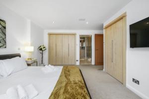 سرير أو أسرّة في غرفة في The Penthouse - By Howburn Residence