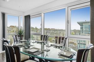 En restaurant eller et spisested på The Penthouse - By Howburn Residence