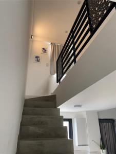 Una escalera en una casa con bandera americana en Suites Quality 2 - Rosario en Rosario