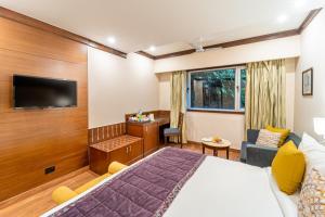 TV a/nebo společenská místnost v ubytování Madhuban Sarovar Portico Mussoorie