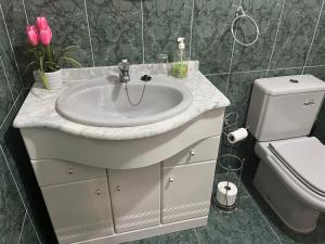 Ένα μπάνιο στο ROMI CENTRO tu Alojamiento en TEULADA +12 φωτογραφίες