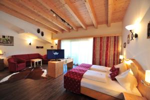 A television and/or entertainment centre at Hotel Alpenpanorama