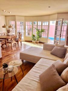 salon z kanapą i stołem w obiekcie lujosa villa con piscina privada w Puerto de la Cruz