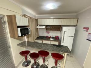 Η κουζίνα ή μικρή κουζίνα στο Lacqua diRoma V Apt localizado próximo a portariaParque aquático completo nao dispomos de roupa de cama e banho