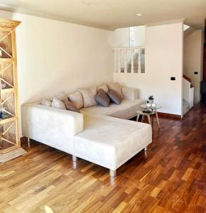 Posedenie v ubytovaní lujosa villa con piscina privada