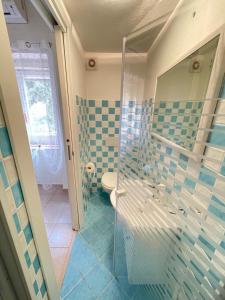 uma casa de banho com uma cabina de duche em vidro e um WC. em Veranda sul Paradiso em Costa Paradiso