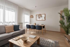 uma sala de estar com um sofá e uma mesa em VIGO THE HOME em Vigo