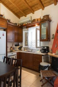 Kuchyňa alebo kuchynka v ubytovaní Casa Max Palaiokastritsa Corfu + 20 fotografií