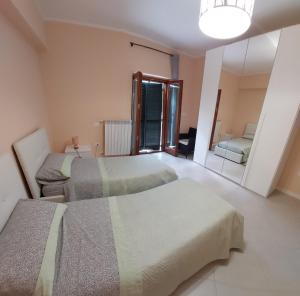1 dormitorio con 2 camas y espejo en Residenza Punta Acquabella en Ortona