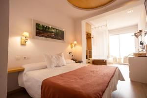 a bedroom with a large bed in a room at Hotel Boutique Sabbia Valencia in Valencia