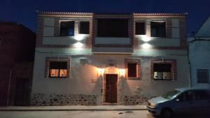 ein Haus mit einem davor geparkten Auto in der Unterkunft Casa Rural Baños del Rey con piscina climatizada in Vega de Santa María + 10 Fotos