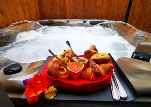 um prato de comida sentado numa banheira de hidromassagem em Tamar'Inn em Le Tampon