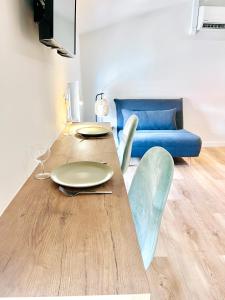 - un salon avec une table et des chaises dans l'établissement LE QUAI 5 - Studio NEUF CALME - CLIM - WiFi - Gare à 200m, à Agen