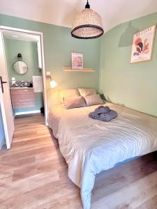 1 dormitorio con 1 cama grande en una habitación en LE QUAI 5 - Studio NEUF CALME - CLIM - WiFi - Gare à 200m, en Agen