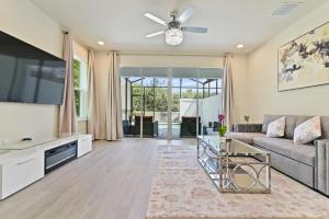 A seating area at New Spacious&Tranquil Townhouse near Disney