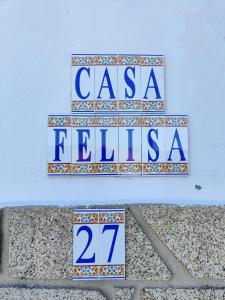 Una señal que dice "casa felicita a un edificio" en Casa Felisa, Vivienda de uso Turístico, en Finisterre