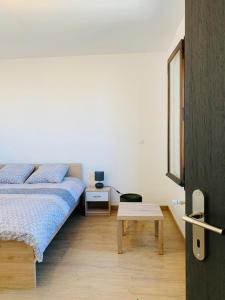 una camera da letto con un letto e un tavolo di ---The Century---Au Centre d'Annecy ad Annecy