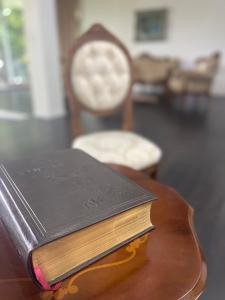 un libro sobre una mesa de madera en Vila Najla, en Bihać