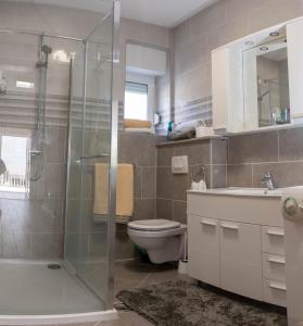 Koupelna v ubytování Apartmani Sandra + 36 fotografií