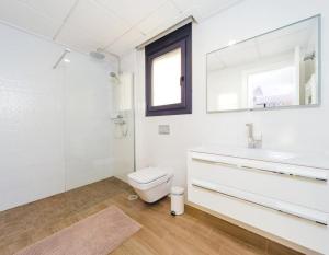 A bathroom at Azalea ii