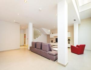 A seating area at Azalea ii