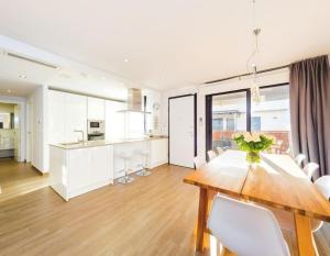 A kitchen or kitchenette at Azalea ii