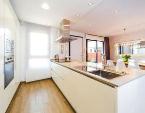 A kitchen or kitchenette at Azalea ii