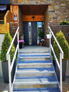 zestaw schodów prowadzących do drzwi wejściowych w obiekcie Haus Wibmer w mieście Matrei in Osttirol