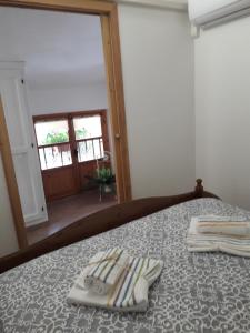 una camera da letto con un letto e due asciugamani di La casetta a Varazze