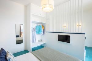 TV a/nebo společenská místnost v ubytování Romantic SeaView Sorrento flat with balcony